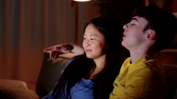 Cuplu Adolescent Alegând Canalul Vorbind Împreună — Videoclip de stoc