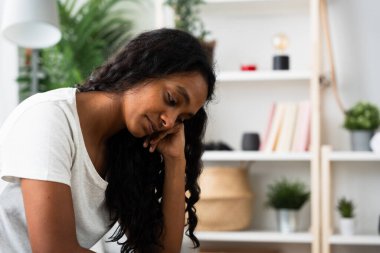 Üzgün Hintli kadının yakın çekimi. Depresyon ve yalnızlık kavramı