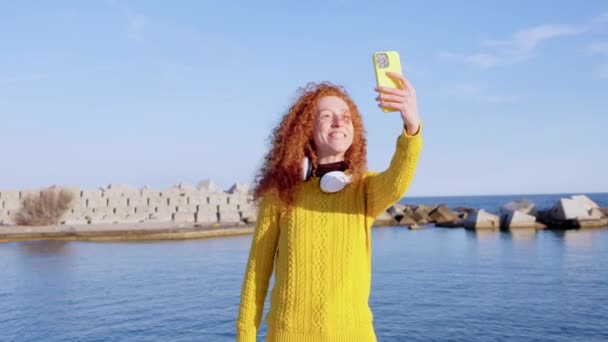 Kızıl Saçlı Genç Bir Kadın Dışarıyla Görüntülü Görüşme Yapıyor Genç — Stok video