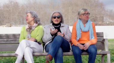 Olgun kadın konuşuyor ve arkadaşlarını sıkıyor..