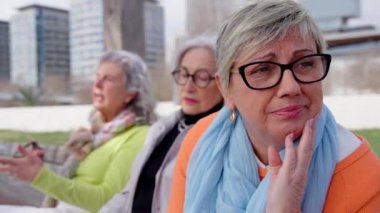 Olgun, konuşkan arkadaşını dinleyen umutsuz ve sıkılmış bir kadın..