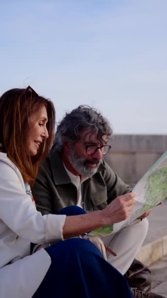 Coppia Turisti Anziani Consultando Una Mappa All Aperto — Video Stock