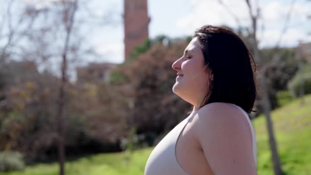 Μια Γυναίκα Καμπύλες Που Αναπνέει Βαθιά Έξω Έννοια Ελευθερίας — Αρχείο Βίντεο