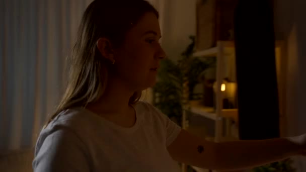 Молода Жінка Вмикає Свічку Вночі — стокове відео