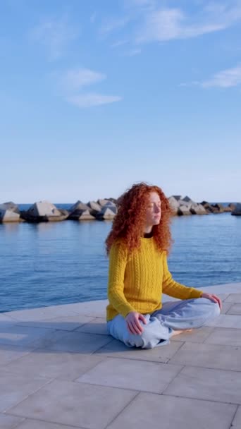 Vídeo Movimiento Épico Cinematográfico Una Joven Pelirroja Meditando Playa — Vídeo de stock
