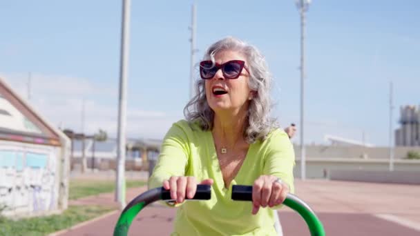 Volwassen Vrouw Aan Het Sporten Een Openbaar Park Buiten Senioren — Stockvideo
