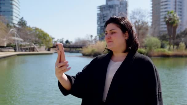 Mujer Curvilínea Tomando Una Selfie Aire Libre Parque — Vídeo de stock