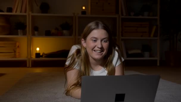 Junge Frau Mit Lockerem Videoanruf Auf Laptop — Stockvideo