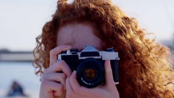 Retrato Uma Jovem Ruiva Tirando Uma Foto Com Uma Câmera — Vídeo de Stock