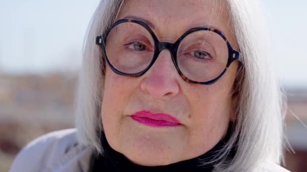 Retrato Cerca Una Mujer Madura Con Anteojos Mirando Cámara — Vídeos de Stock