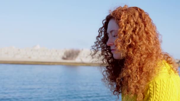 Грустная Рыжая Женщина Думает Открытом Море Депрессия Траур Одиночество — стоковое видео