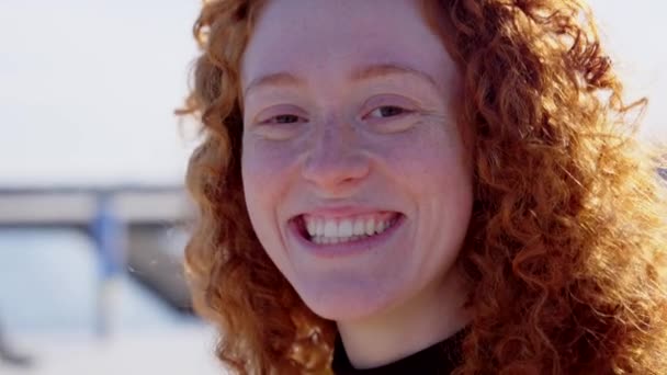 Pelirroja Joven Mujer Sonriendo Riendo Mientras Mira Cámara — Vídeos de Stock