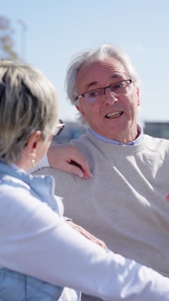 Idősebb Férfi Beszélget Feleségével Szabadban Idős Boldog Pár Beszélgetnek — Stock videók