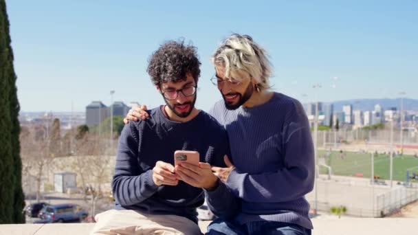 Homosexuální Pár Prohledávající Telefon Dva Muži Využívající Aplikace Sociálních Médií — Stock video