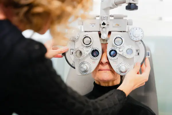 眼科医生使视力适应病人的需要 眼科概念 免版税图库照片