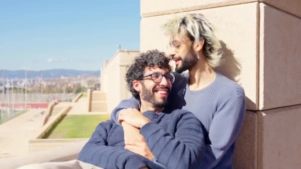 Jovem Casal Gay Desfrutando Juntos Livre Dois Homens Apaixonados Conversando — Vídeo de Stock