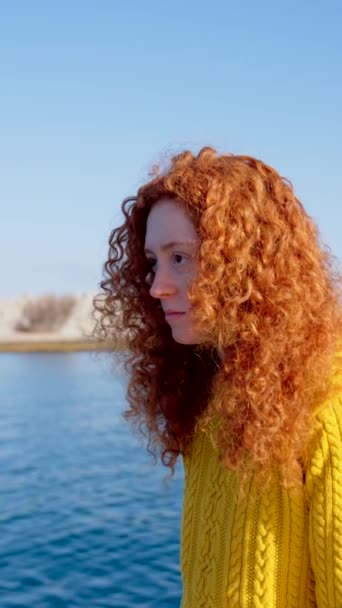 Грустная Рыжая Женщина Думает Открытом Море Депрессия Траур Одиночество — стоковое видео