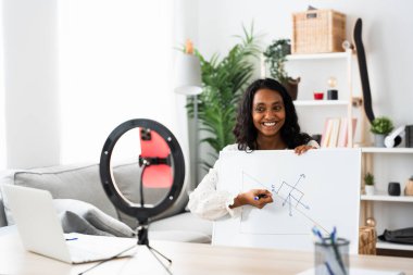 Hintçe öğretmeni evden canlı yayında. Genç bir kadın özel ders kaydı yapıyor..