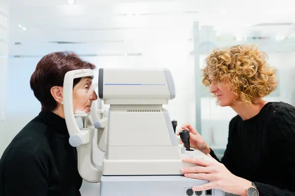Oftalmolog Ved Hjælp Digitalt Autorrefraktometer Med Patient Oculist Kontrol Vision Royaltyfrie stock-billeder