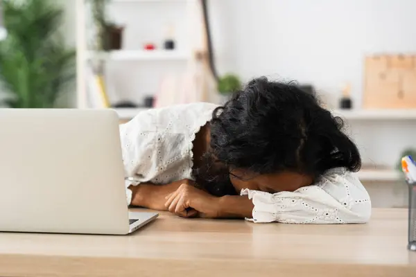Despaired Entrepreneur Front Laptop Woman Head Desk Stock-billede