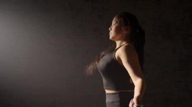 Genç Asyalı kadın ipleri karanlıkta zıplıyor. Motivasyon ve azim kavramı