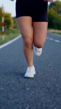 Tanımlanamayan atletlerin destansı görüntüleri yolda koşuyor..