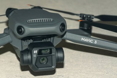 Rivne bölgesi, Ukrayna - 17 Eylül 2022 Mavic 3 kuadkopteri. Modern çekim teknolojileri