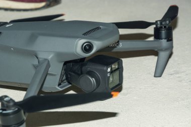 Rivne bölgesi, Ukrayna - 17 Eylül 2022 Quadrocopter Mavic 3 yandan. Video kayıt teknolojileri