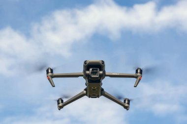 Rivne bölgesi, Ukrayna - 17 Eylül 2022 Ukrayna üzerinde gökyüzünde bir insansız hava aracı. Mavi gökyüzündeki modern teknoloji