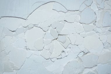 Duvar çatlamış. Duvarda derin çatlaklar var. Çatlak macun.