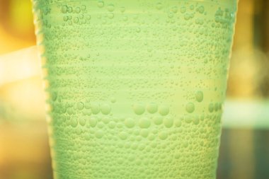 Soğutucu bir içecek. Lezzetli bir karbonatlı içecek. Bardakta iç.