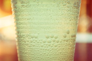 Sıcak havada serinletici bir içecek. Lezzetli bir karbonatlı içecek. Bardakta iç.