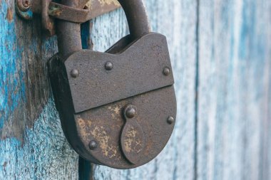 Kapıdaki eski kilidi kapat. Kapıda menteşeli paslı büyük bir kilit var. Kapı kilitli.