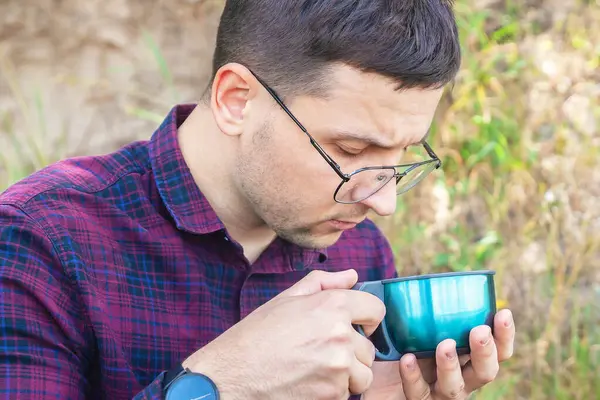 Man Holds Hot Tea His Hands Man Rests Outdoors Rest — Stock Photo, Image