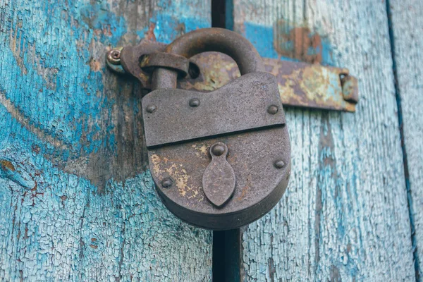 Παλιά Κλειδαριά Στην Πόρτα Σκουριασμένο Λουκέτο Κλείδωσε Την Πόρτα Πόρτα — Φωτογραφία Αρχείου
