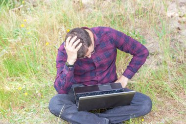 Dışarıdaki bilgisayarda çalış. Bilgisayarın başında sıkı çalışan bir adam. Parkta dışarıda çalış.