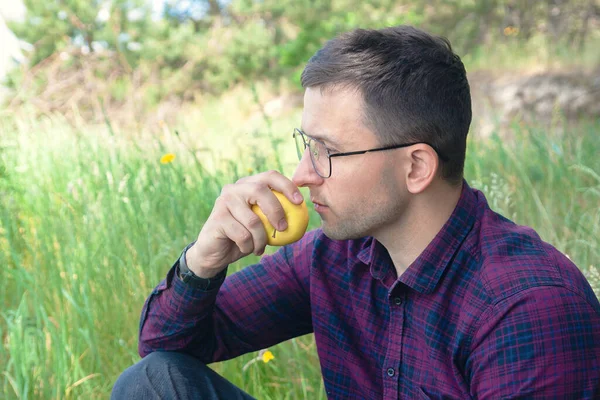 Young Tourist Sits Outdoors Eats Apple Rest Nature Nice Relax — Stock Photo, Image