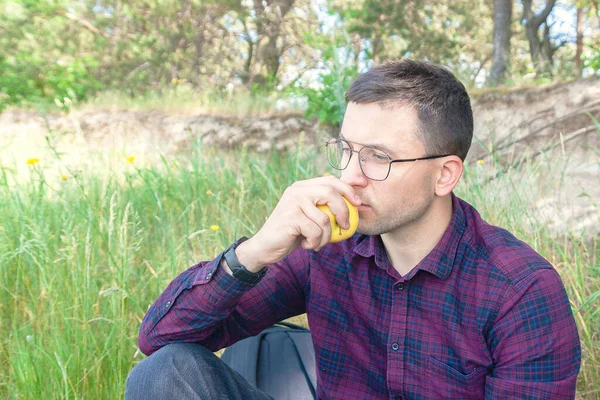 Man Glasses Sits Forest Apple His Hand Snack Fresh Apple — Stock Photo, Image