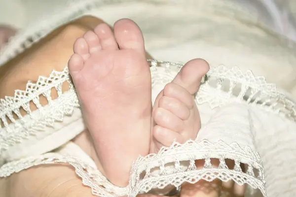 Ноги Новорожденного Ребенка Белой Ткани Обернутые Детские Ножки — стоковое фото