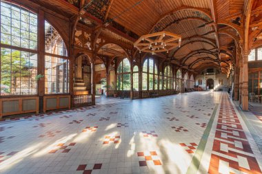 Swieradow-Zdroj, Polonya - 24 Haziran 2019; Dom Zdrojowy - Aşağı Silezya 'daki en uzun yürüyüş salonu (80 metre); Swieradow Czerniawa sağlık merkezi