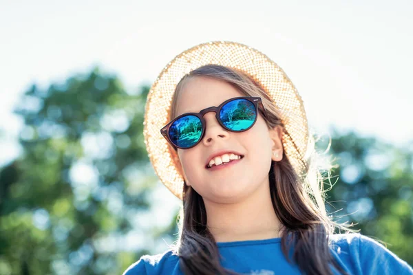 Porträt Eines Schönen Jungen Mädchens Mit Hut Und Sonnenbrille Park Stockbild
