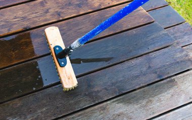 Teras temizliği. Sert bir fırça ve solmuş yeşil jel kullanarak gri bir terası yenilemek, yüksek basınçlı çamaşır makinesiyle yıkamaya alternatif.