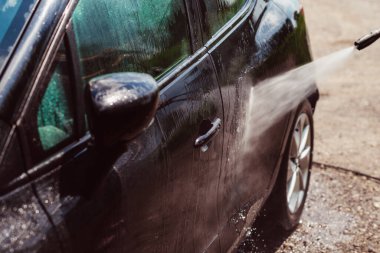 Yüksek basınçlı su kullanarak araba yıkama. Güç yıkama - temizlik konsepti.