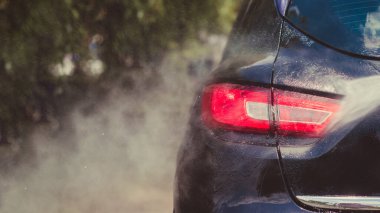 Yüksek basınçlı su kullanarak araba yıkama. Güç yıkama - temizlik konsepti.