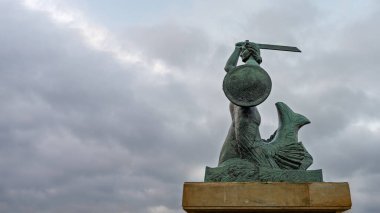 Cloudy Sky, Varşova, Polonya 'nın altında Vistula Riverbank Pedestal' inde Kılıç ve Kalkanla Syrenka Denizkızı Heykeli