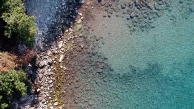 Antik Olimpos şehrinin kalıntıları. Akdeniz ve Chiraly köyünün yakınındaki plaj.