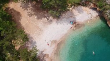 Kız mavi suda yüzüyor. Korsan Körfezi 'nin panoramik görüntüsü veya Karaoz, Antalya yakınlarındaki Korsan Koyu. Yaz ve Tatil geçmişi.