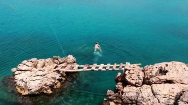 Kız mavi suda yüzüyor. Korsan Körfezi 'nin panoramik görüntüsü veya Karaoz, Antalya yakınlarındaki Korsan Koyu. Yaz ve Tatil geçmişi.