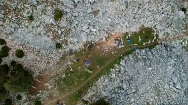 Bir grup turist, Lycian Patikası 'nda yürüyüş yaparken çadır kuruyor. Antik şatonun yakınında kamp kuruyorlar. Dağ gezisi.