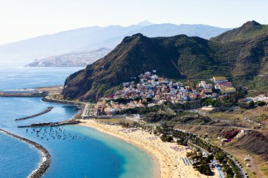 Santa Cruz de Tenerife yakınlarındaki ünlü Playa de las Teresitas plajının panoramik manzarası Mirador, Tenerife, İspanya